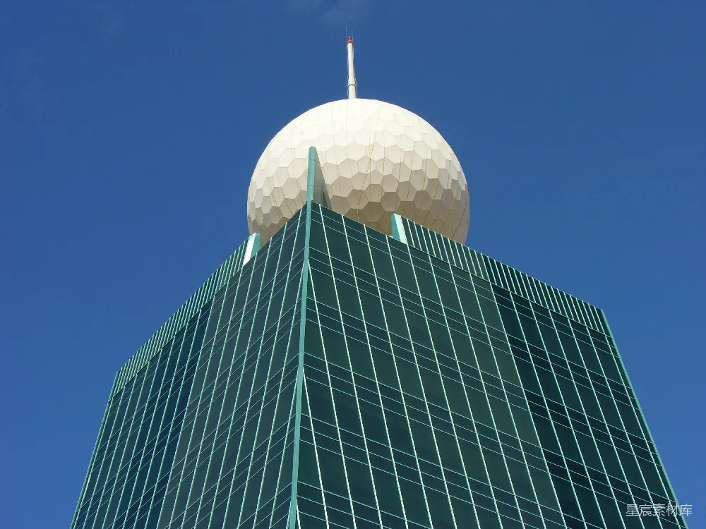 高清摄影  蓝天下的黑白混凝土建筑