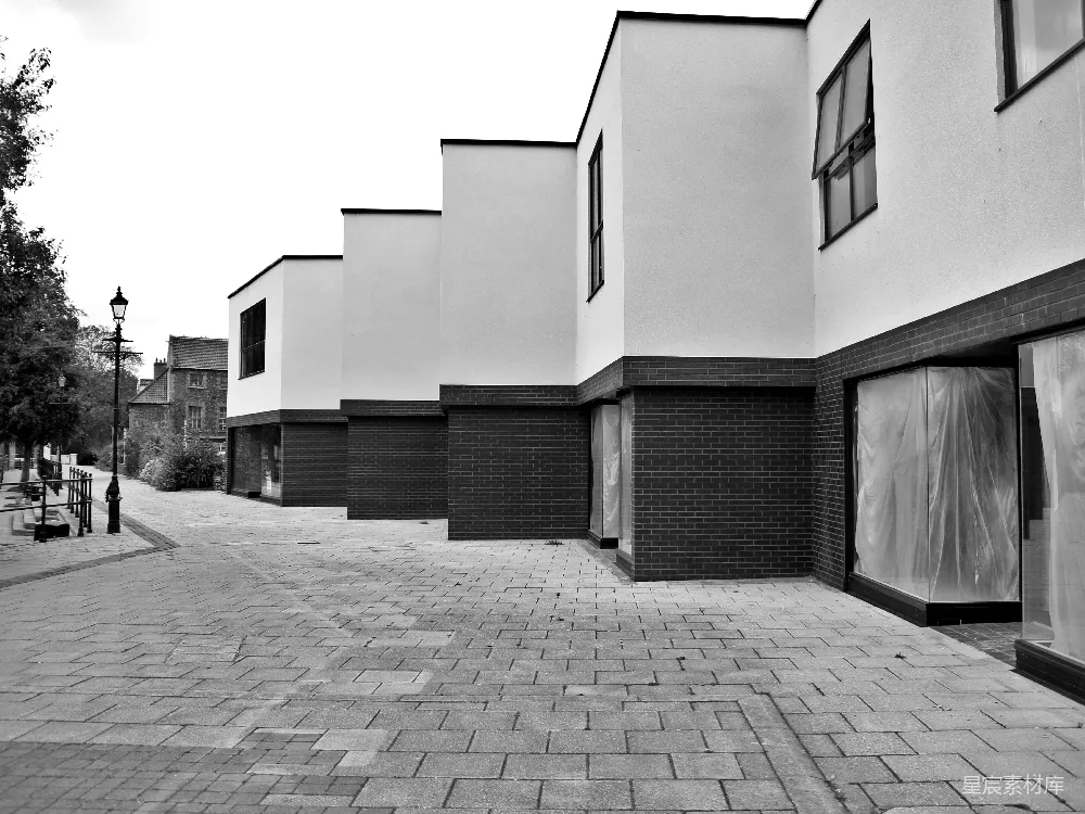 高清摄影  一张黑白照片，显示一排建筑物。