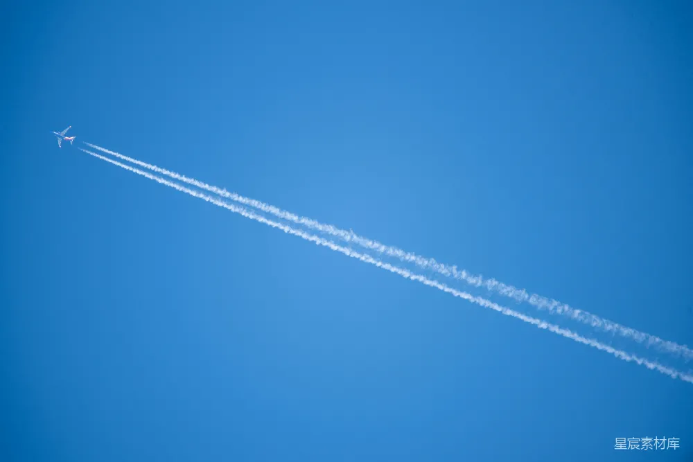 高清摄影  天空中的一架白色喷气飞机