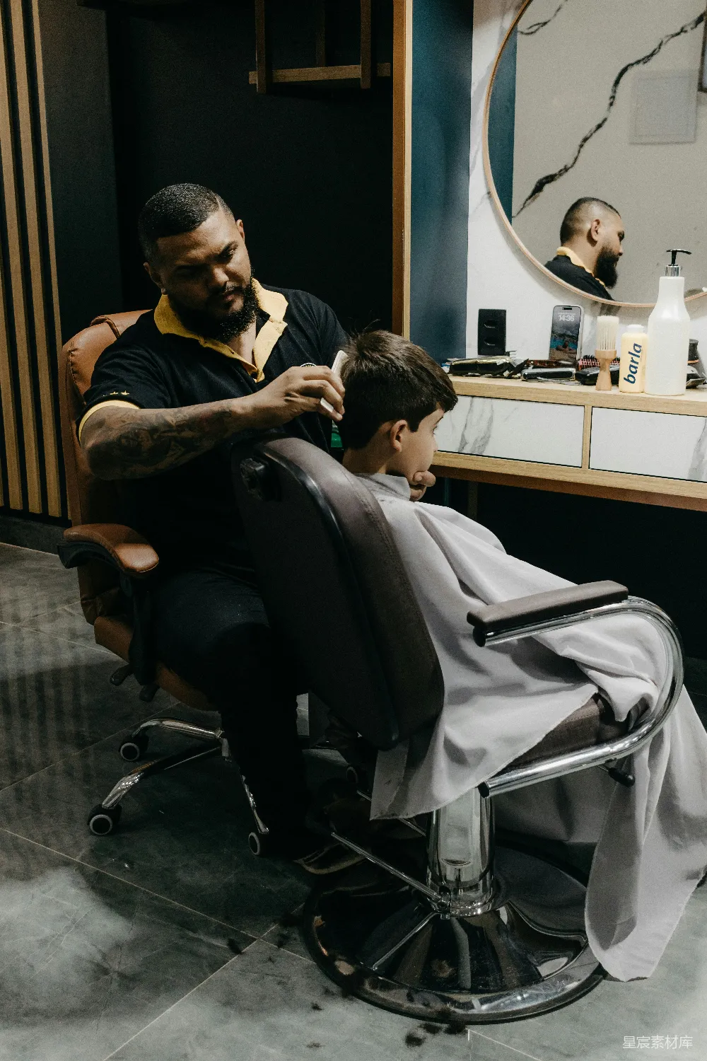 高清摄影 人物 一个男人正在理发师那里剪头发。