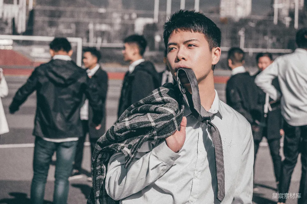 高清摄影  特写照片，男人咬着衬衫。