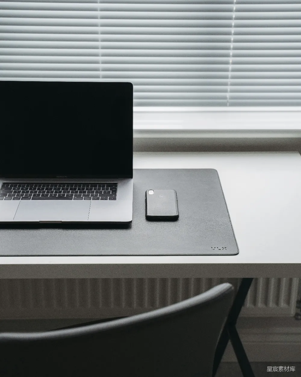 高清摄影  在房间内的桌子上有一台MacBook Pro。