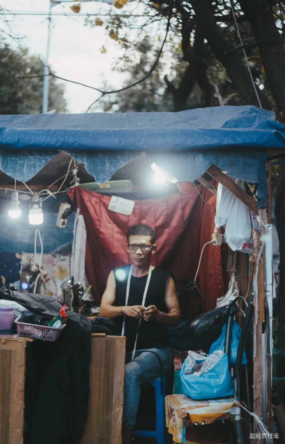 高清摄影  穿黑夹克的男人在拉小提琴