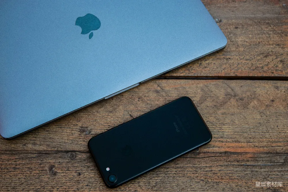 高清摄影  黑色的iPhone 7放在棕色的木制表面上