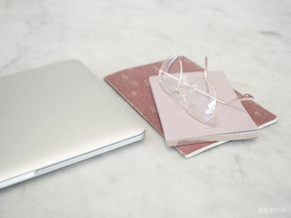 高清摄影  银色的MacBook放在白色桌子上