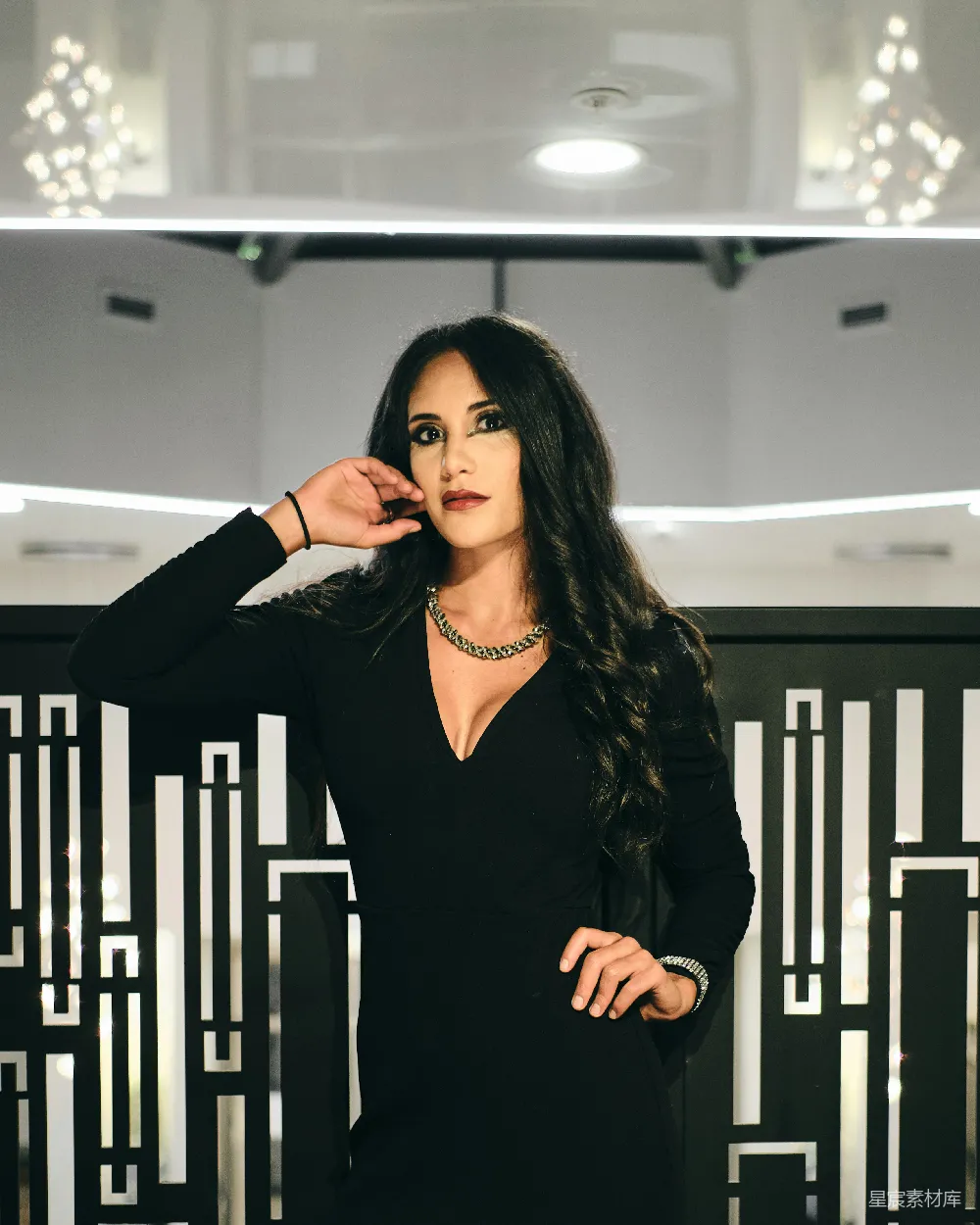 高清摄影 人物 穿着黑色长袖衬衫的女人站在黑色金属栅栏旁边