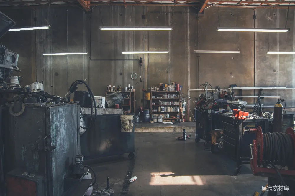 高清摄影  黑色工具箱靠近电线卷轴