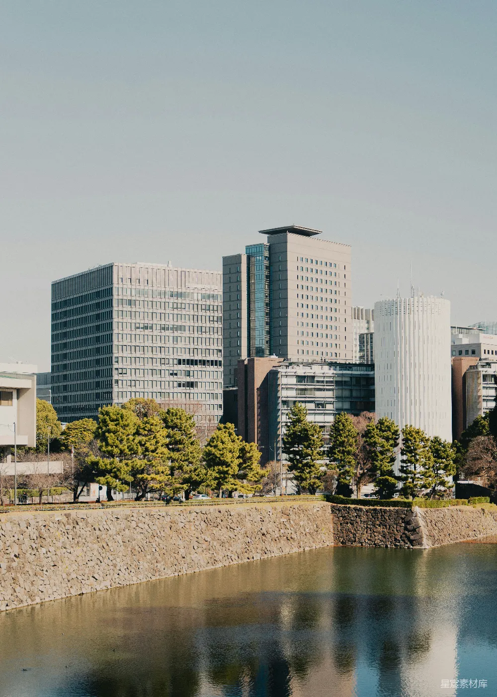 高清摄影  一片水域，背景中有建筑物。