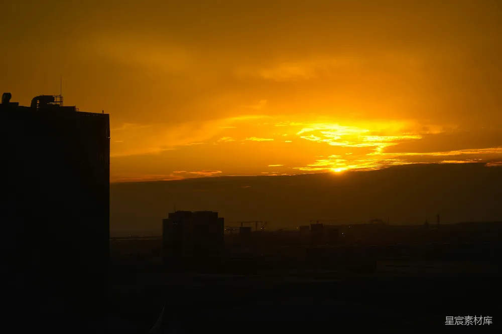 高清摄影  夕阳正照耀着一座高楼林立的城市。