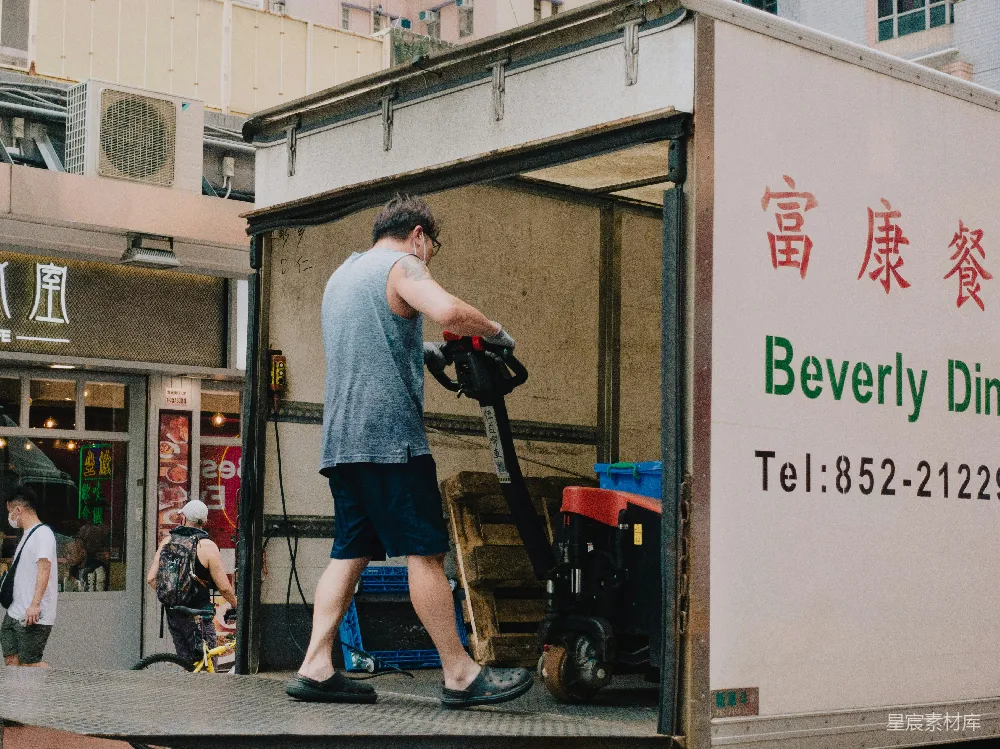 高清摄影 壁纸 人物 一个男人在使用相机。