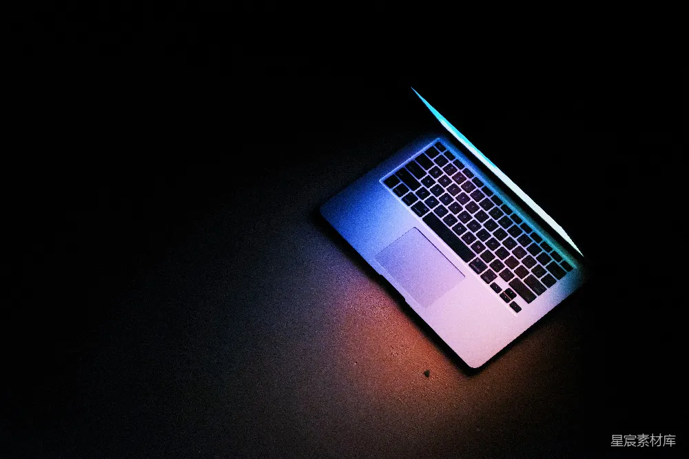 高清摄影  银色的MacBook Air放在黑色桌子上