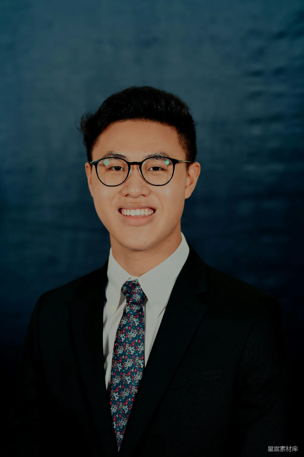 高清摄影  穿黑色西装戴眼镜的男人