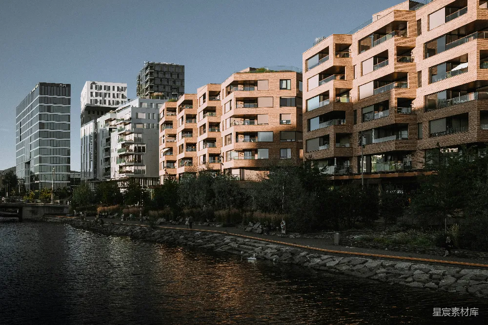 高清摄影  一条河流或湖水边有建筑物。
