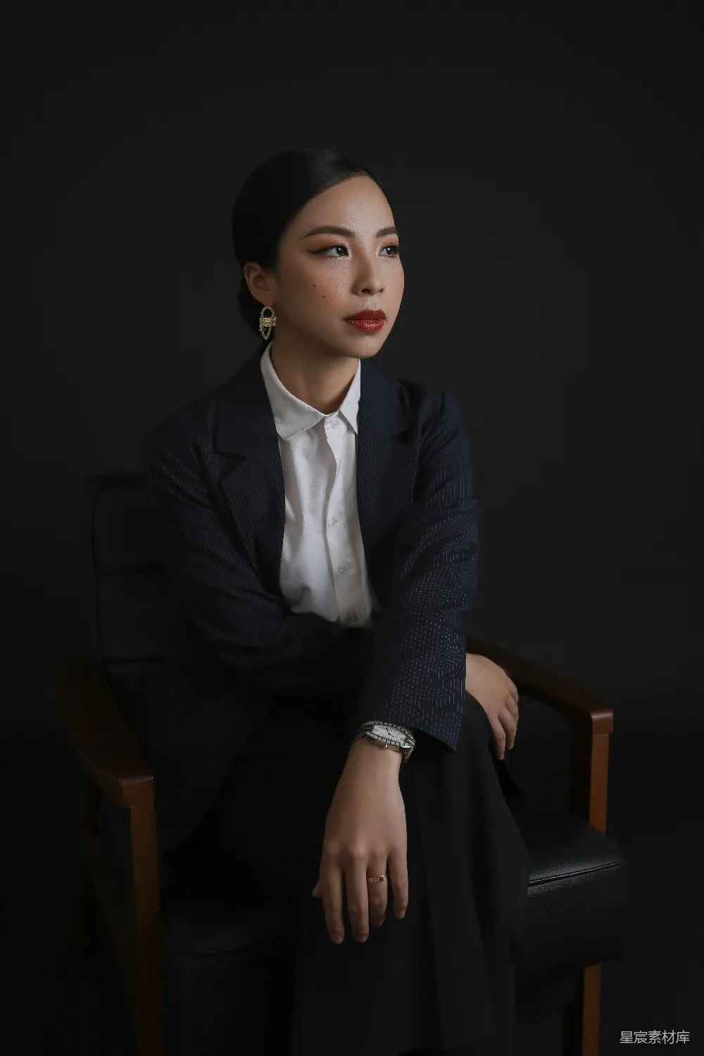 高清摄影  穿西装的人坐在椅子上