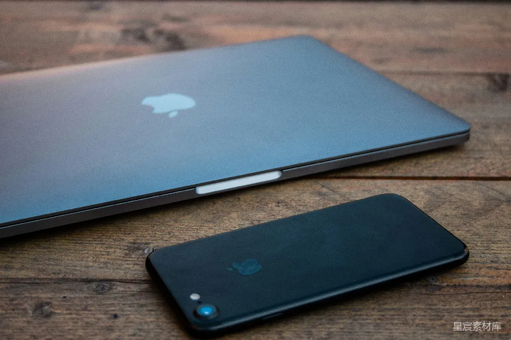 高清摄影  浅景深照片中的黑色iPhone 7放在棕色木质表面上