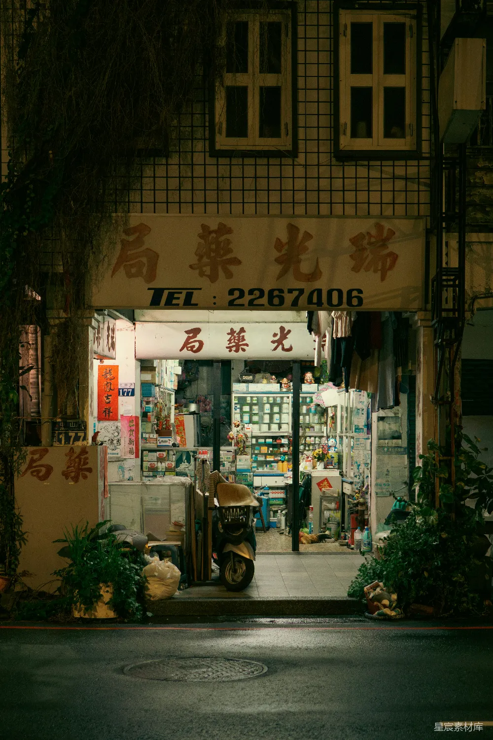 高清摄影  一家小商店在夜晚亮着灯。