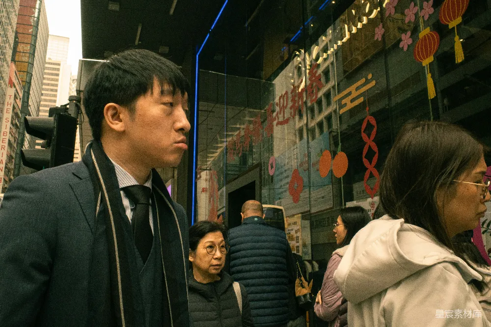 高清摄影 人物 人们走在繁忙的城市街道上