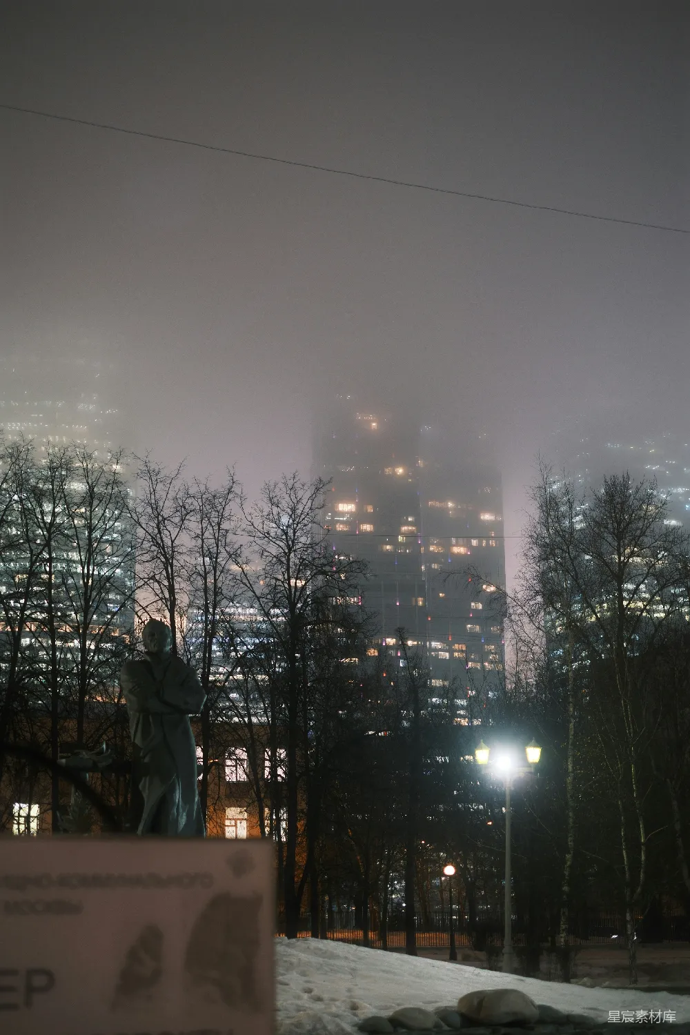 高清摄影  夜晚的城市，天空蒙蒙细雨。