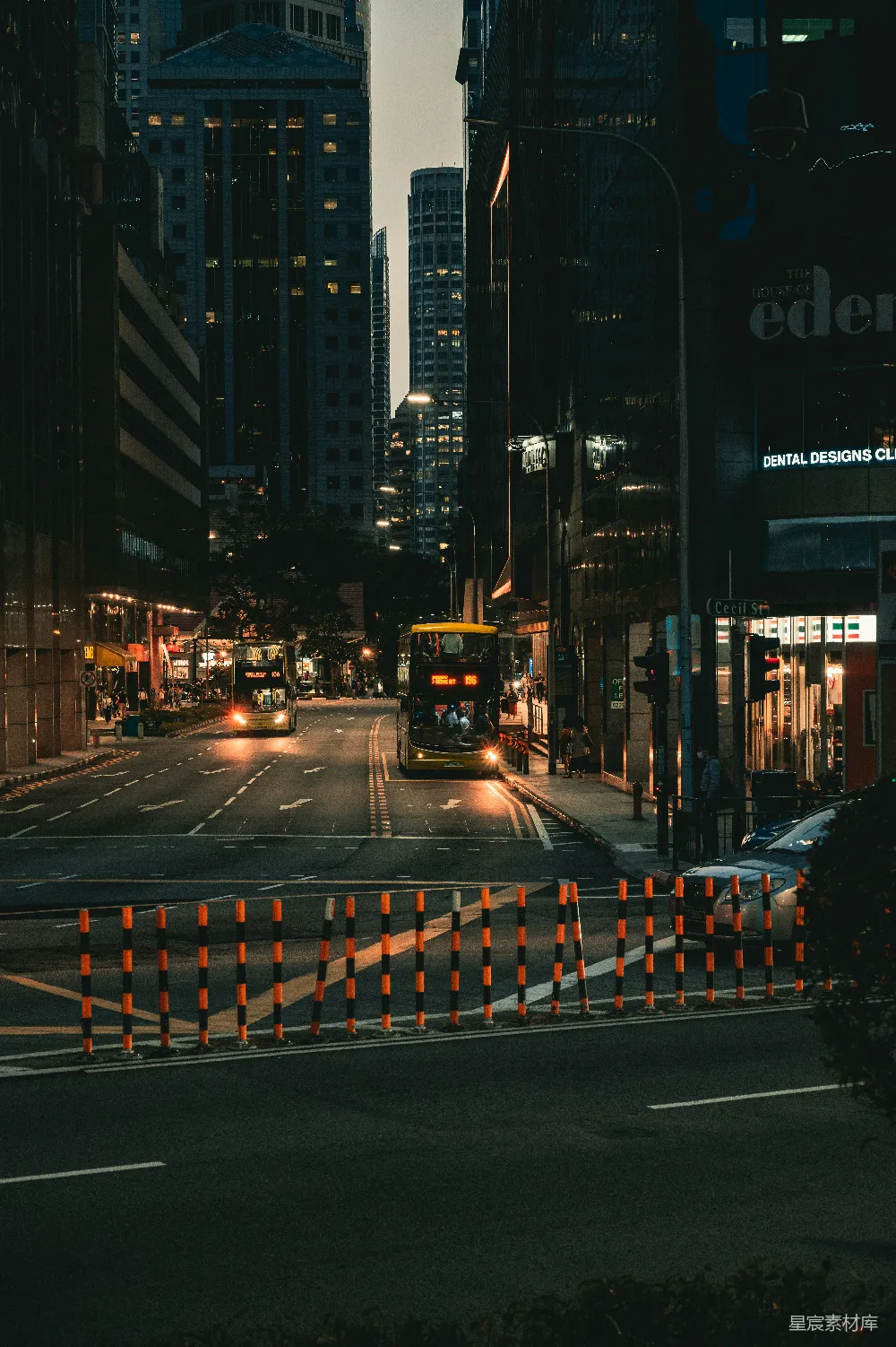 高清摄影  夜间道路上的汽车