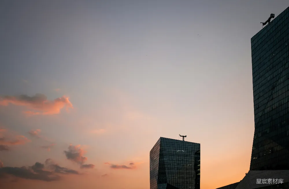 高清摄影 旅行 一座日落时分带有十字架的建筑
