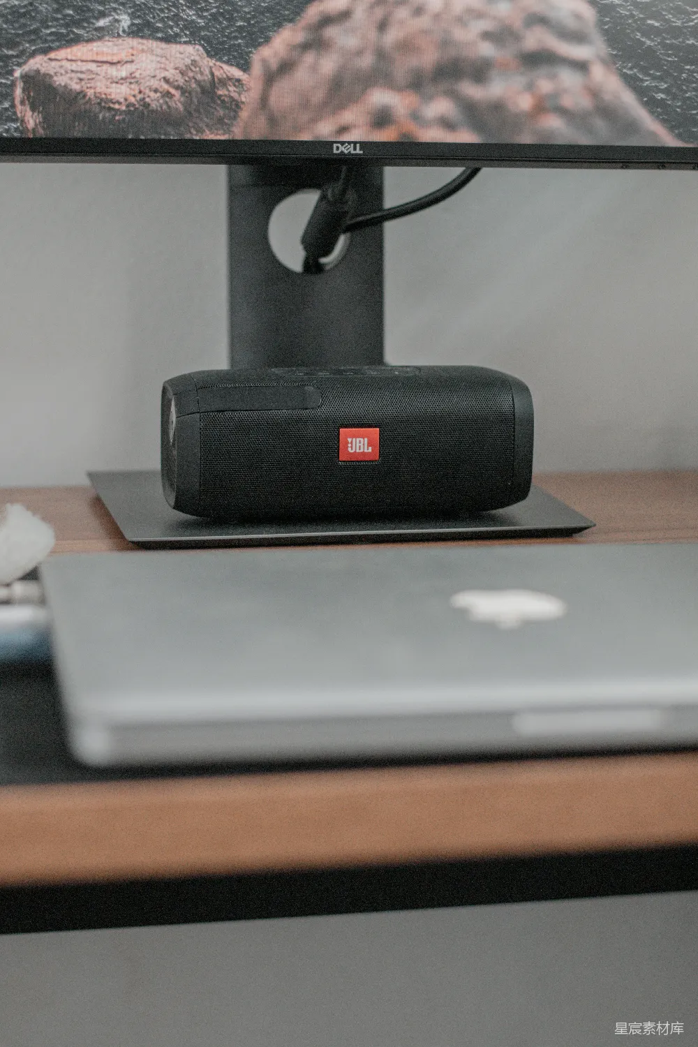 高清摄影  黑色的Beats by Dr. Dre便携式扬声器在MacBook Pro上使用