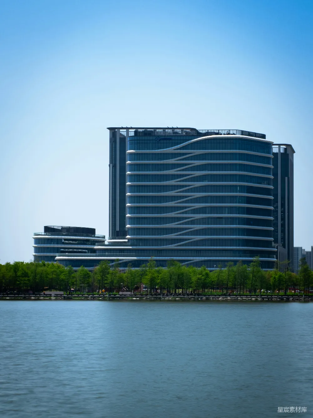 高清摄影  现代化办公楼位于宁静的湖畔。