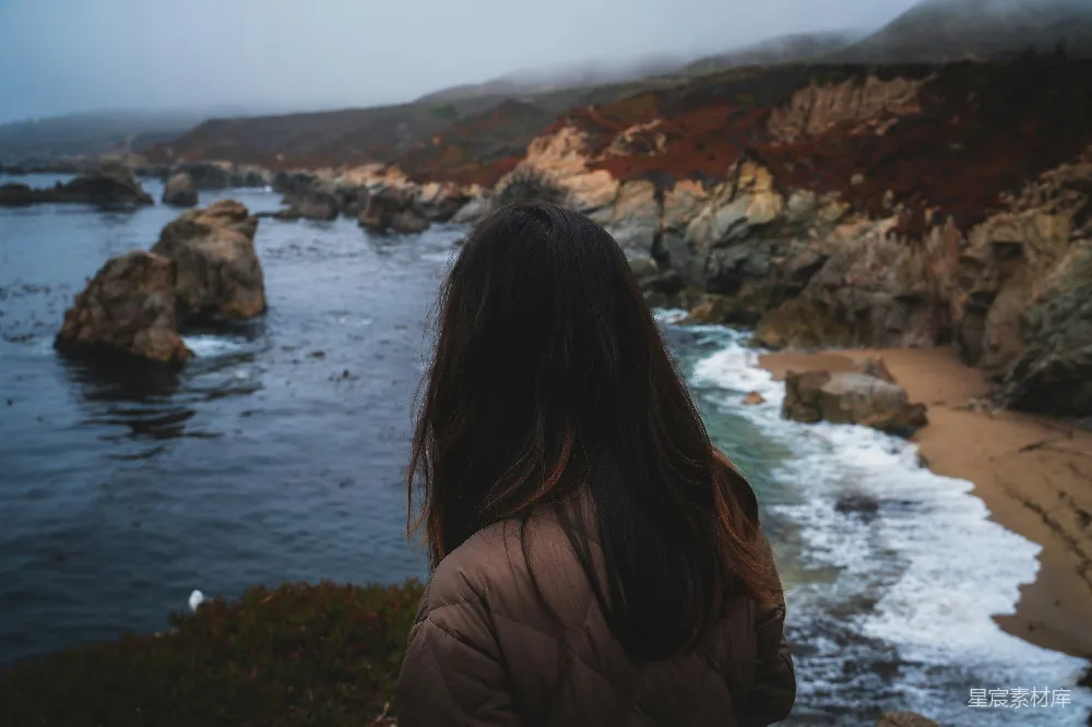 高清摄影  海滩上的女人的照片