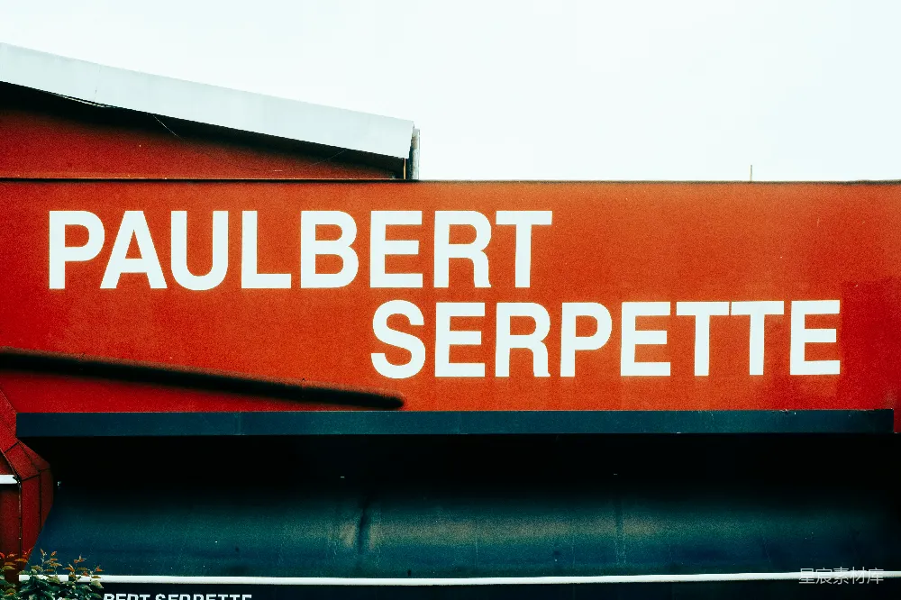 高清摄影  带有白色文字的红色面板 - paulbert serpette
