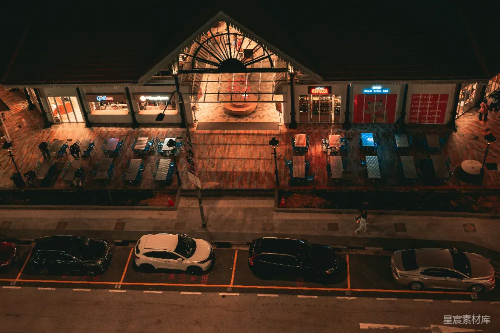 高清摄影  夜晚停在建筑物前的汽车