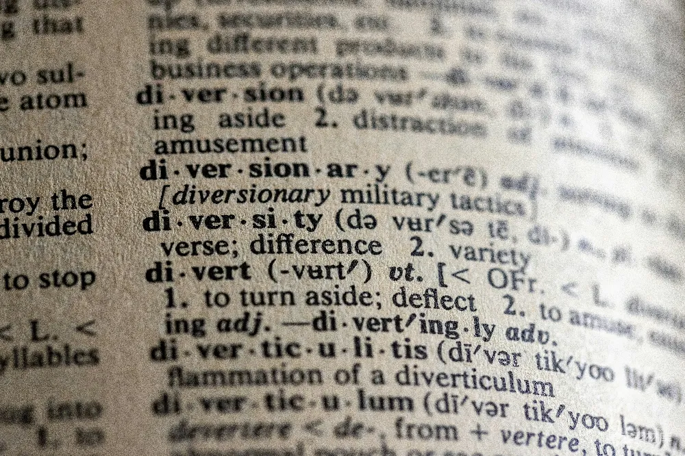 高清摄影  一本密密麻麻写了很多字的书的特写。