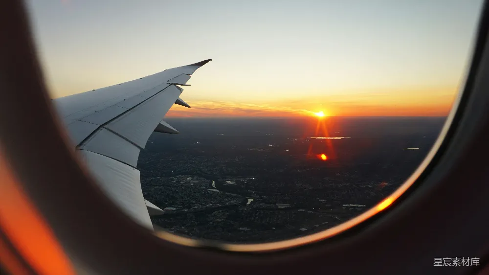 高清摄影 旅行 飞机在黄金时段的窗外看到的天空景色