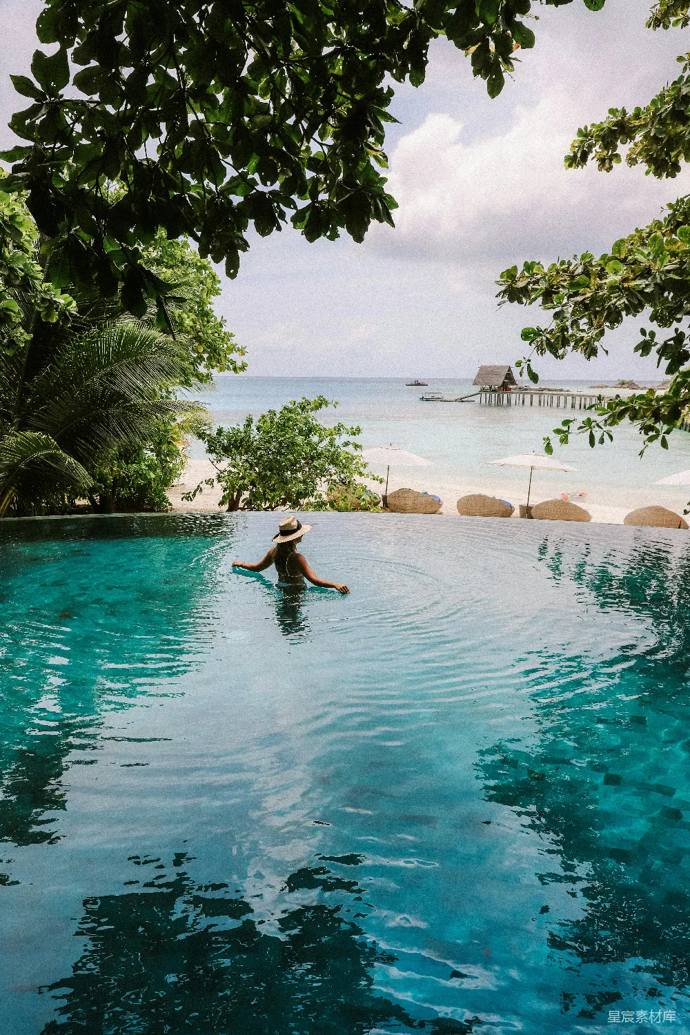 高清摄影 旅行 自然 在水边的白天，女人在水边