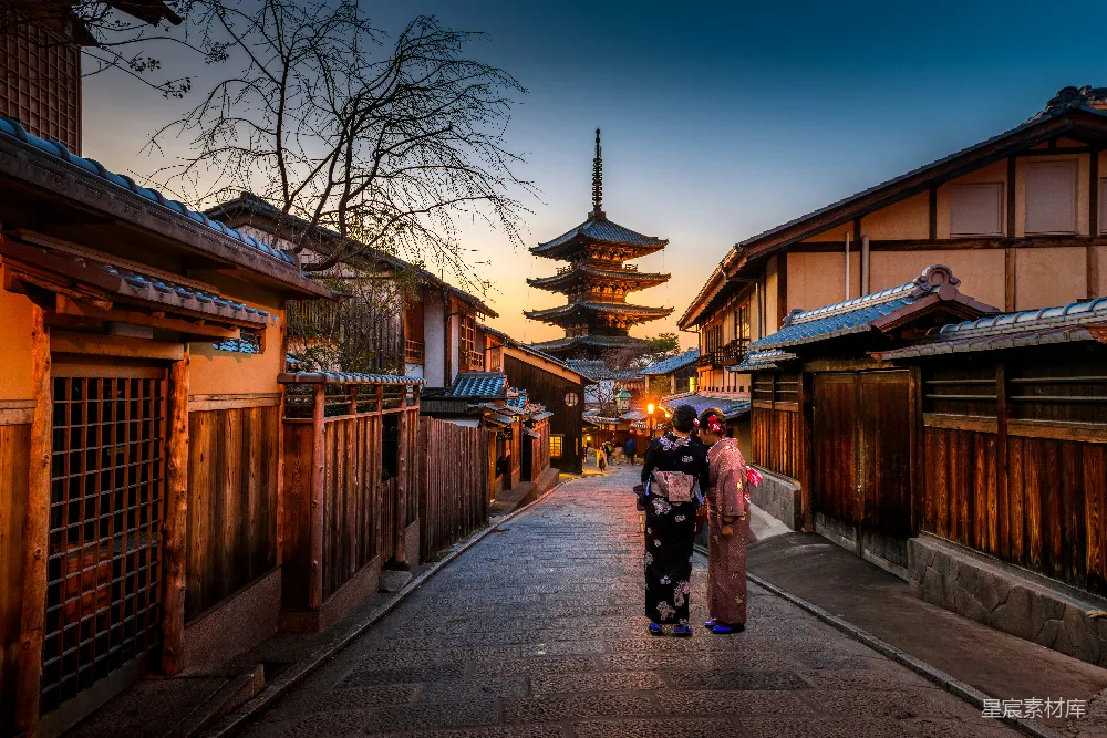 高清摄影 旅行 自然 两位穿着紫色和粉色和服的女人站在街上。