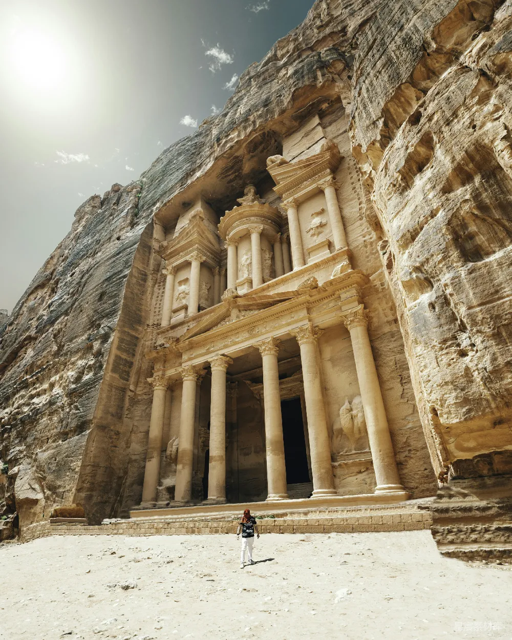 高清摄影 自然 旅行 一个男人站在建筑物附近。
