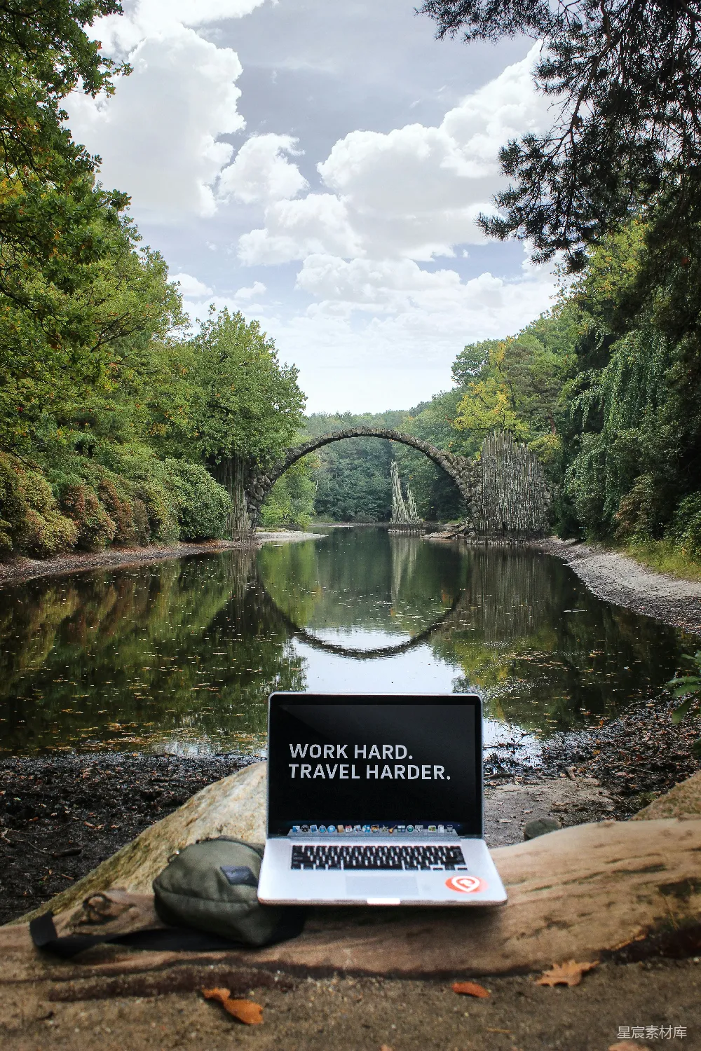 高清摄影  银色的MacBook Pro放在棕色的木桩上