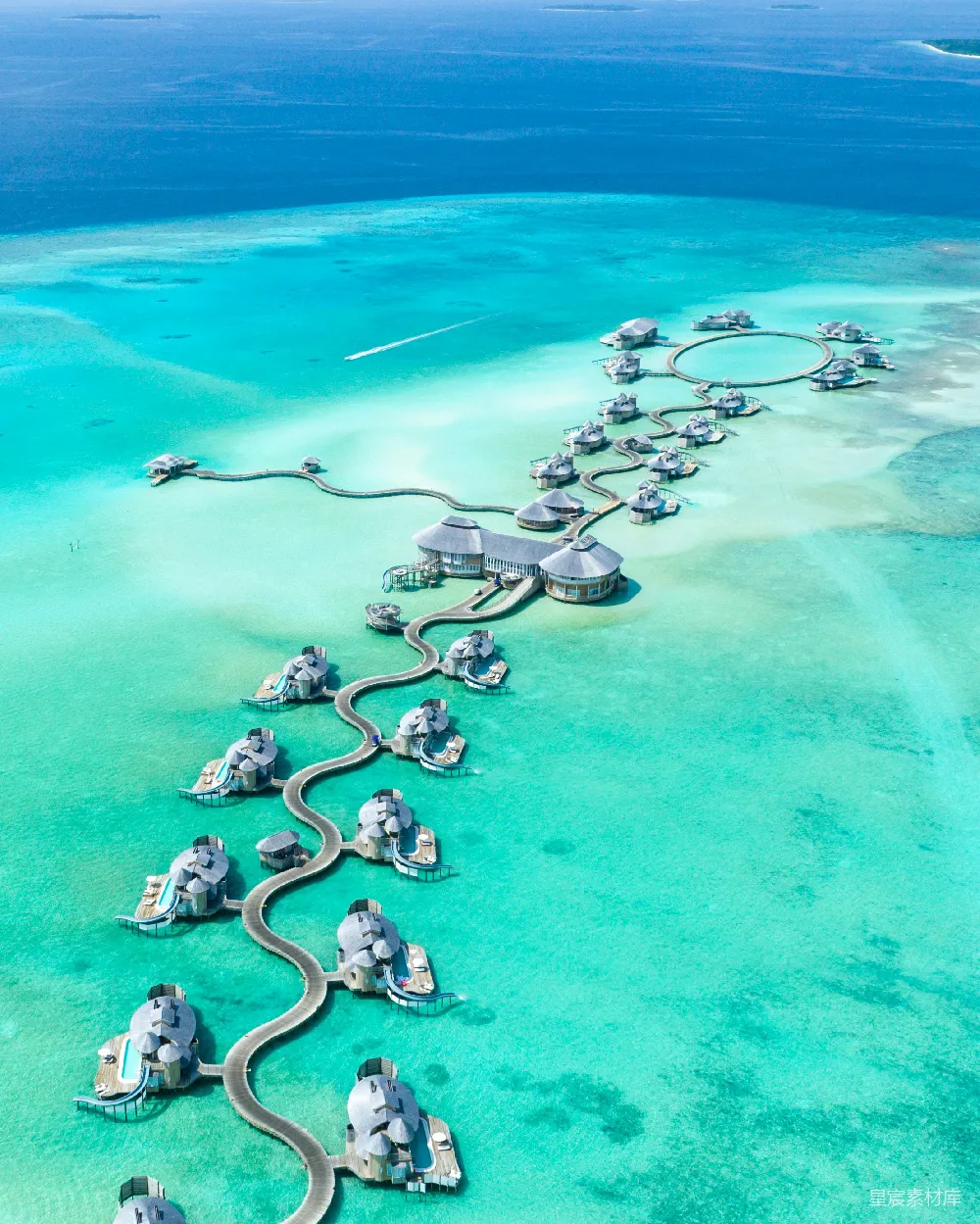 高清摄影 旅行 自然 壁纸 灰色的建筑物环绕着一片水域。
