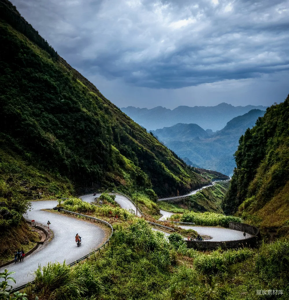 高清摄影  一群骑手沿着蜿蜒的山路骑行