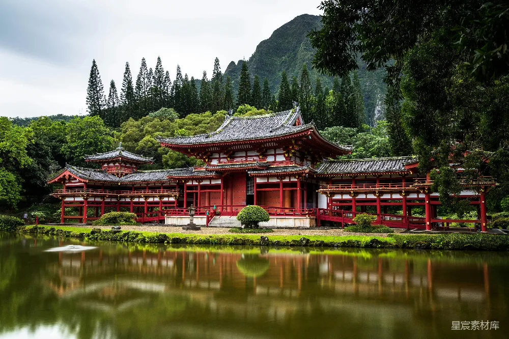高清摄影 旅行 自然 白天，山后静谧的水中有一座日式寺庙。