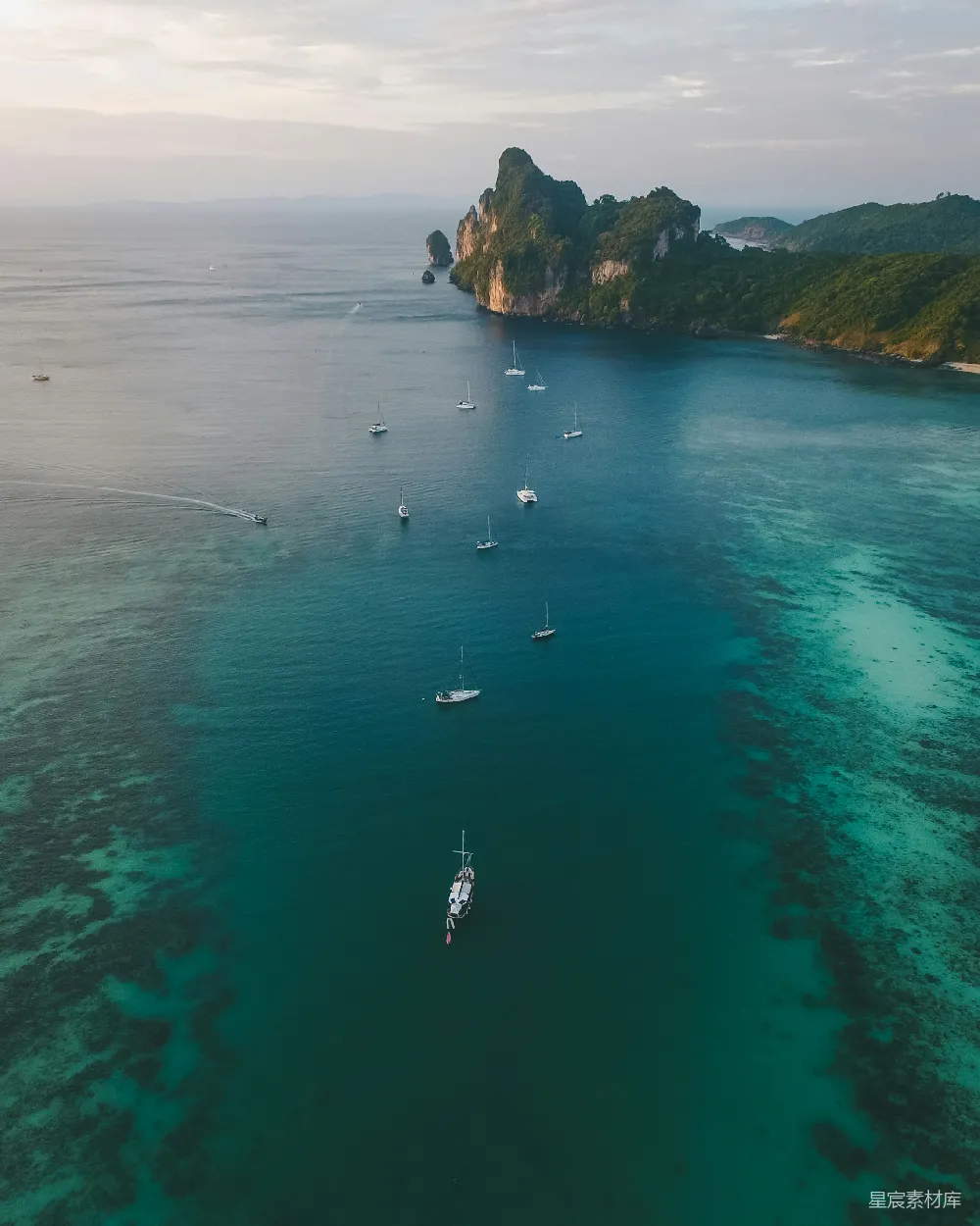 高清摄影 壁纸 在灰蒙蒙的天空下，海洋水面上漂浮着白色的船。