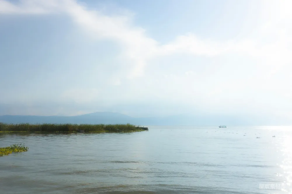 高清摄影 远岸绿天衬托平静湖水