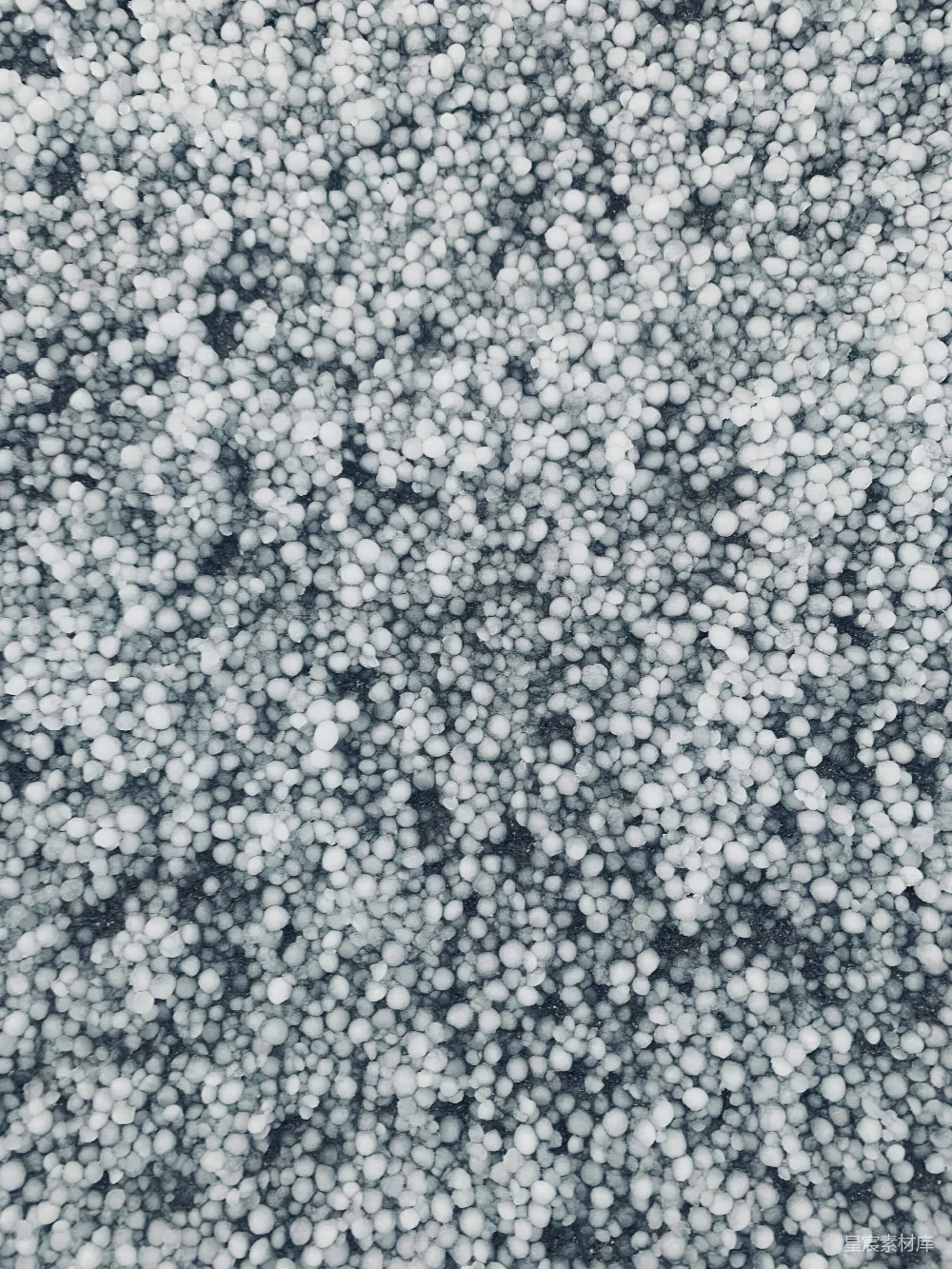 高清摄影  一张黑白照片，照片中有一簇泡泡。