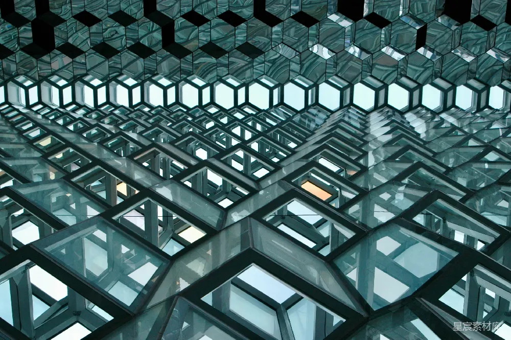 高清摄影  现代化玻璃建筑，具有几何立面图案。