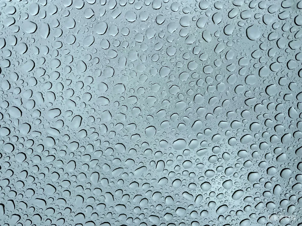 高清摄影  一扇被雨水覆盖的窗户的特写镜头