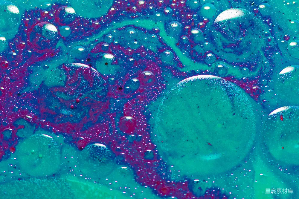 高清摄影  一罐蓝紫色液体的特写照片