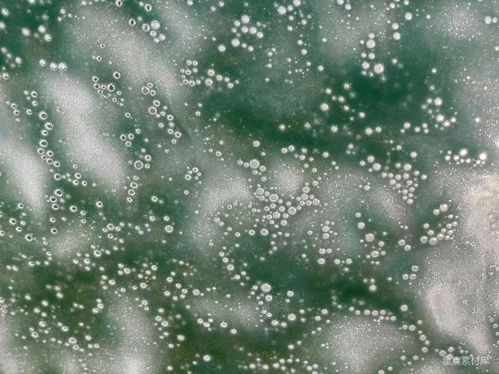 高清摄影 实验性 一扇窗户上水滴的特写。