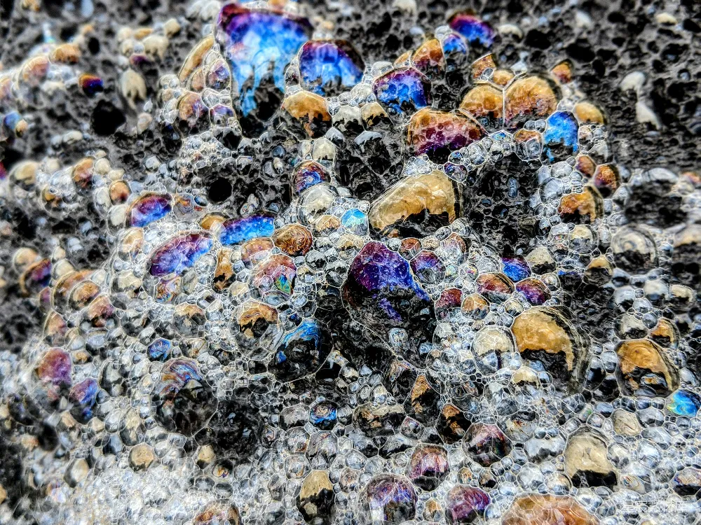 高清摄影 实验性 壁纸 自然 这是一张岩石的特写照片，上面有小石子。