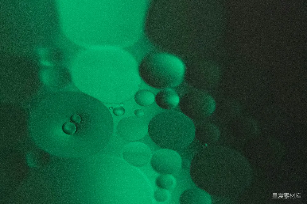 高清摄影  绿色和白色三灯吸顶灯