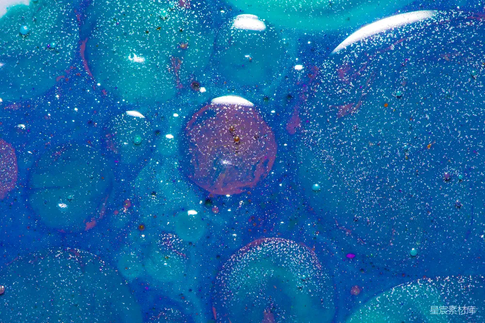 高清摄影  一罐蓝色和紫色的液体的特写。