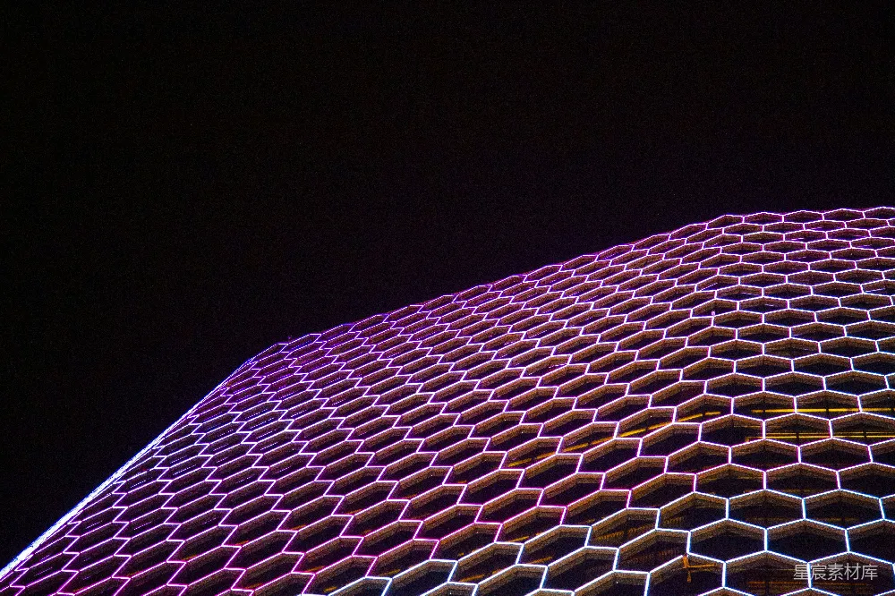 高清摄影  一座非常高大的建筑物，上面有许多六边形图案。