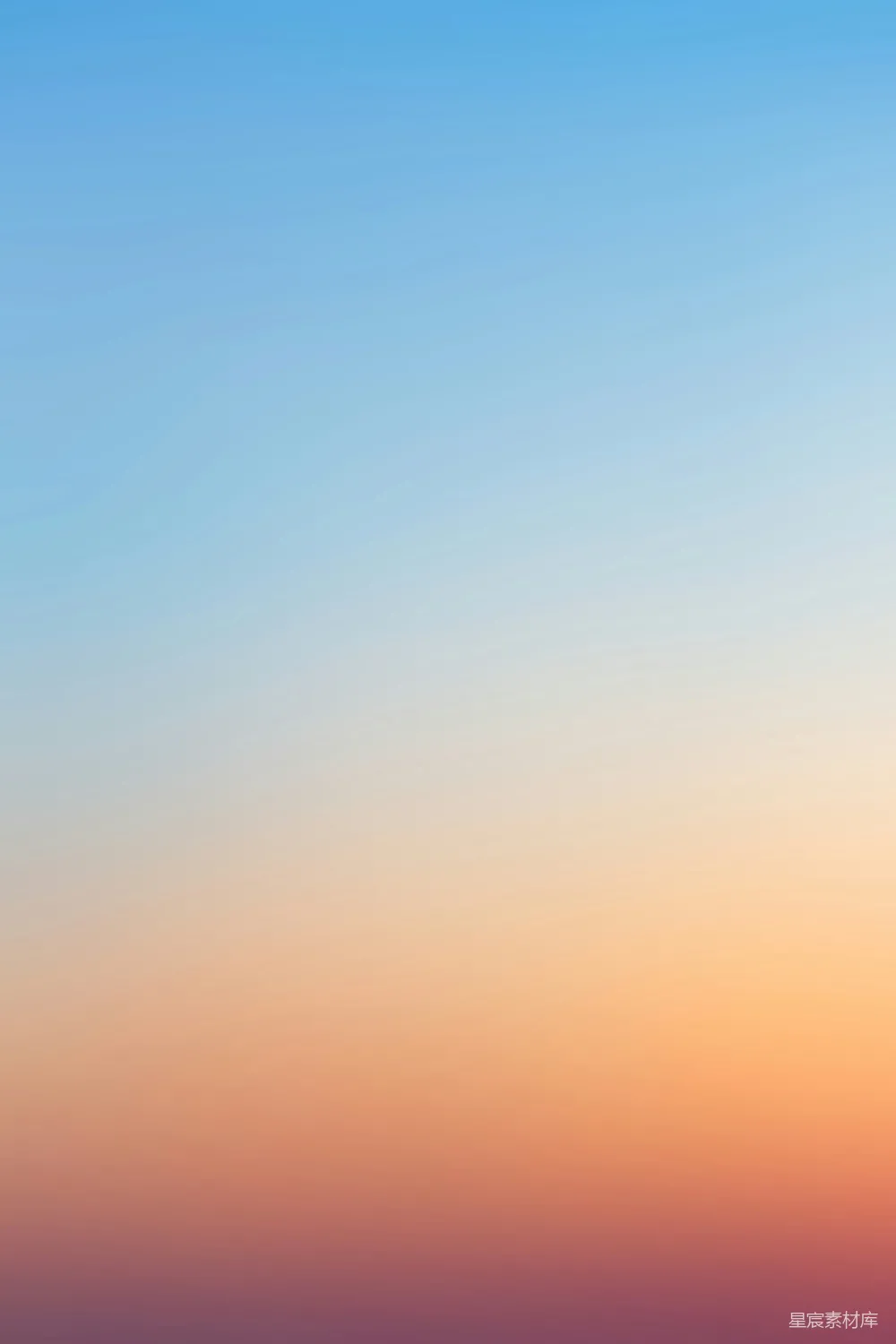 高清摄影  一张模糊的夕阳照片，一架飞机在空中飞行。